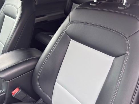 Used 2022 Ford Explorer XLT w/ Equipment Group 202A image 8