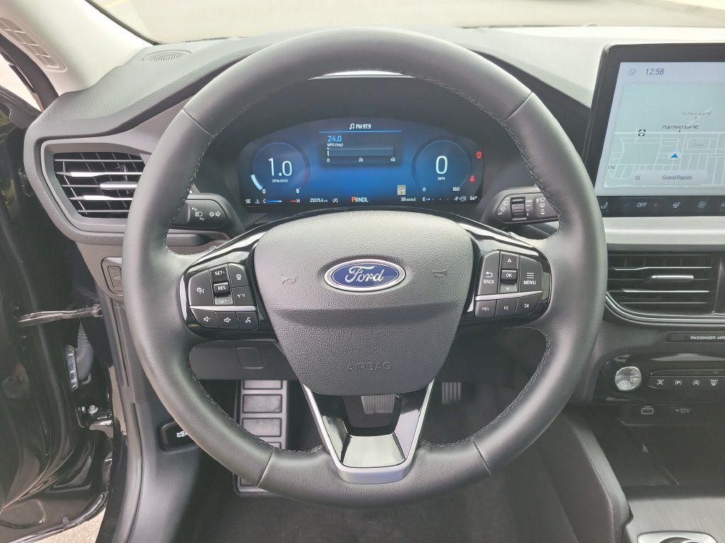 Used 2024 Ford Escape Platinum w/ Class II Trailer Tow Package AWD/4WD image 23