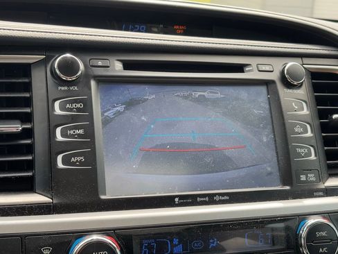 Used 2019 Toyota Highlander SE image 11