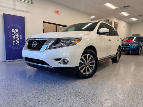 Used 2015 Nissan Pathfinder SL w/ SL Premium Package image 2
