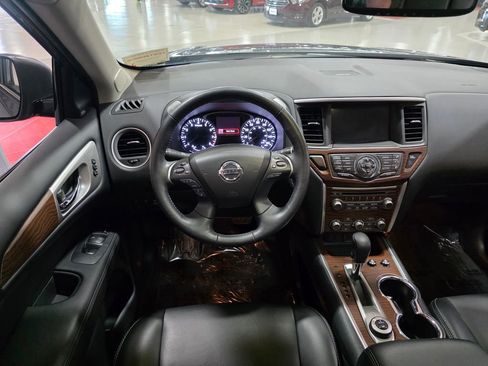 Used 2019 Nissan Pathfinder Platinum image 16