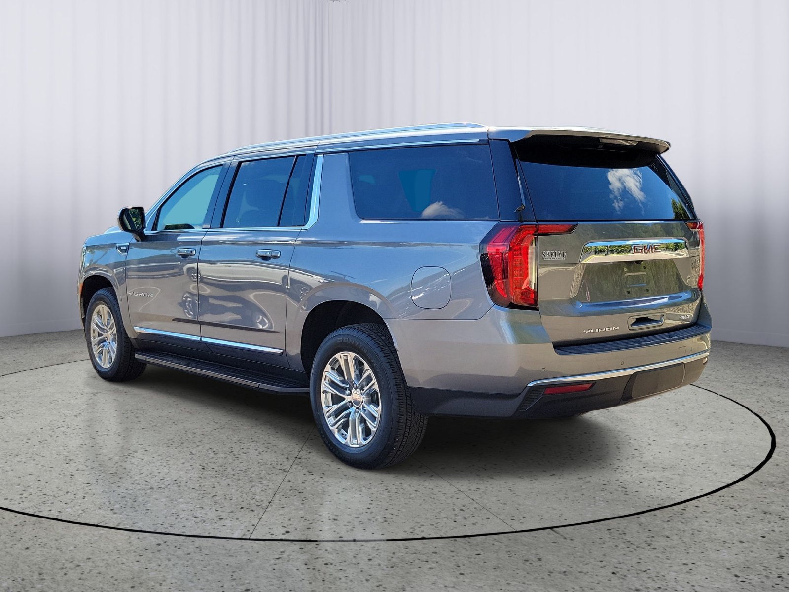 Used 2021 GMC Yukon XL SLT w/ Rear Media and Nav Package AWD/4WD image 4