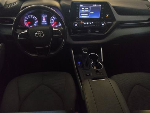 Used 2021 Toyota Highlander LE FWD image 22