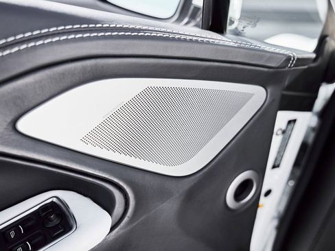 Used 2017 Aston Martin Vanquish S image 40