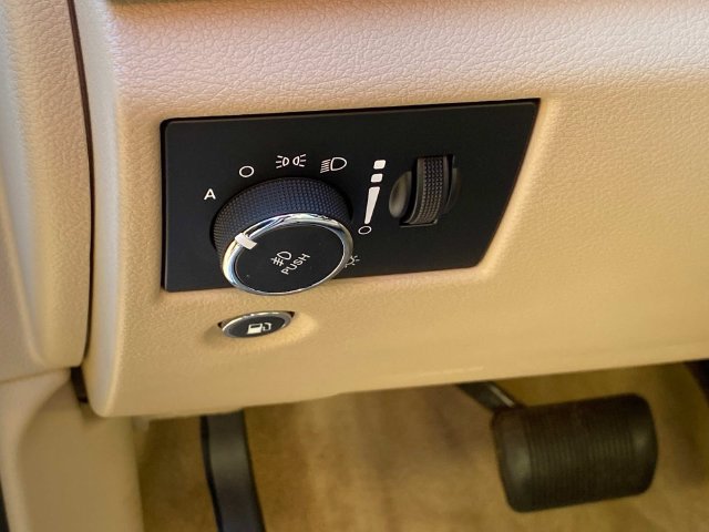 Used 2019 Jeep Grand Cherokee Overland AWD/4WD image 16