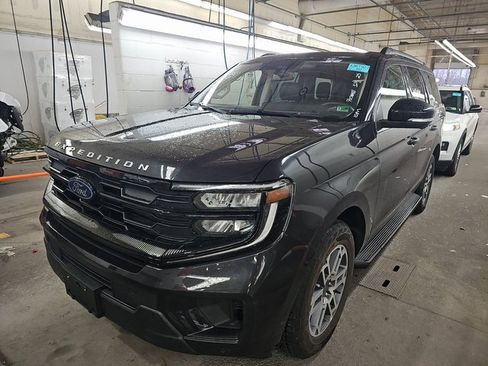 Used 2025 Ford Expedition Active image 2