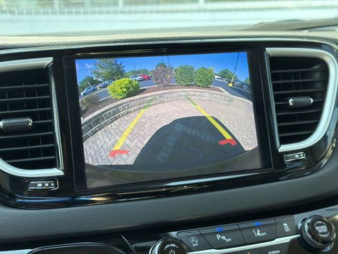 Used 2024 Chrysler Pacifica Touring-L FWD image 27