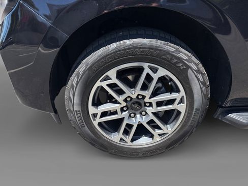 Certified 2025 Ford Expedition Active AWD/4WD image 9