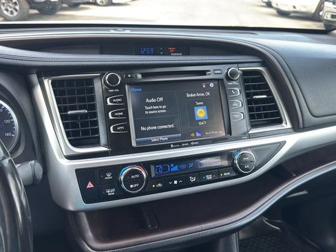 Used 2017 Toyota Highlander Plus FWD image 22