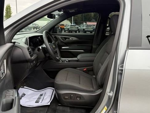 Used 2025 Chevrolet Traverse LT w/ Sun and Wheel Package image 12