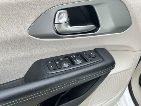 Used 2018 Chrysler Pacifica Limited w/ Advanced Safetytec Group image 24