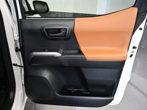 Used 2017 Toyota Tacoma SR5 image 32