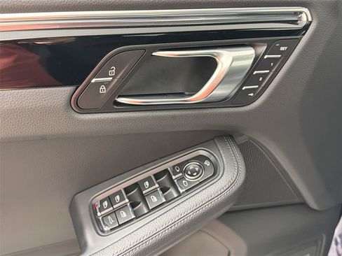 Certified 2026 Porsche Macan AWD/4WD image 31