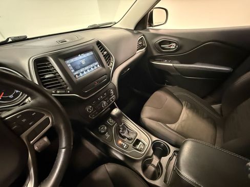 Used 2019 Jeep Cherokee Latitude w/ Comfort & Convenience Group AWD/4WD image 80