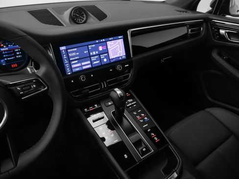 Used 2025 Porsche Macan image 30