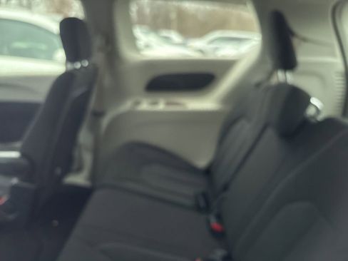 Used 2022 Chrysler Voyager LX image 19
