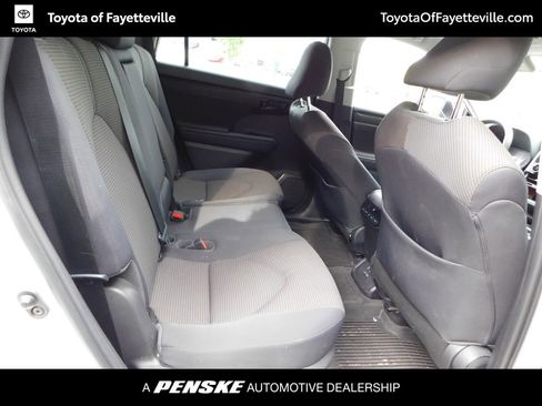 Used 2022 Toyota Highlander L FWD image 5