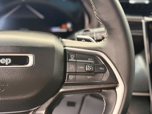 Used 2023 Jeep Grand Cherokee L Laredo image 14