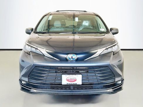 New 2025 Toyota Sienna XLE image 2