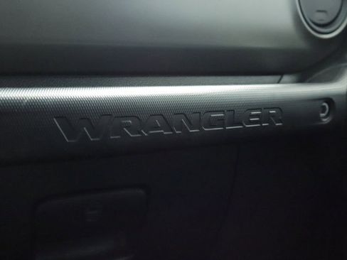 Used 2020 Jeep Renegade Latitude w/ Cold Weather Group AWD/4WD image 39