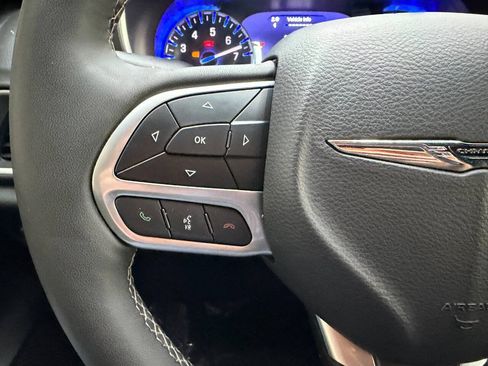 Used 2025 Chrysler Pacifica Select FWD image 22