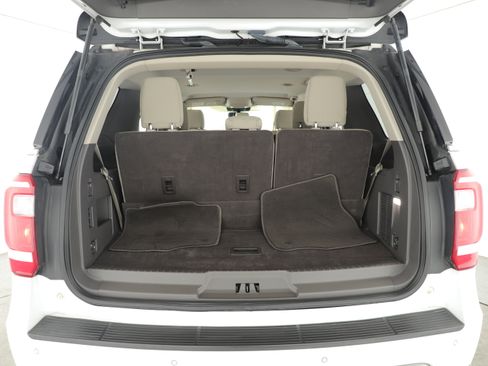 Used 2020 Ford Expedition XLT image 5