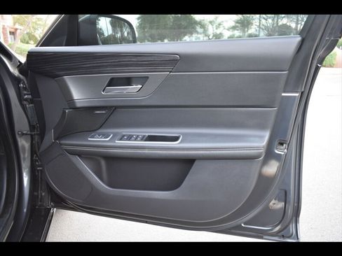 Used 2016 Jaguar XF S image 33