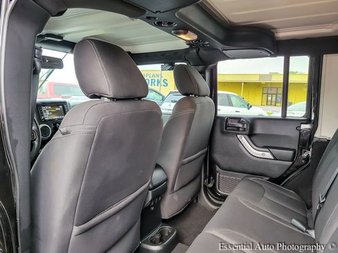 Used 2018 Jeep Wrangler Unlimited Sahara AWD/4WD image 10