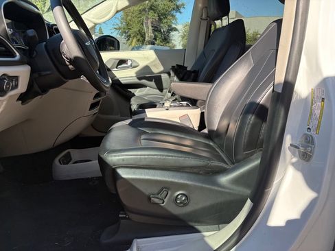Used 2024 Chrysler Pacifica Touring-L FWD image 9