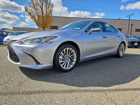 Certified 2023 Lexus ES 300h w/ Luxury Package image 3
