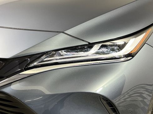 Used 2023 Toyota Venza LE image 12