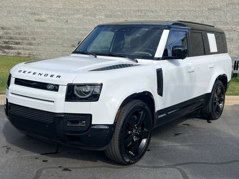 Used 2025 Land Rover Defender 130 X-Dynamic SE AWD/4WD image 2