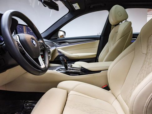 Certified 2023 BMW 530e w/ Premium Package image 19