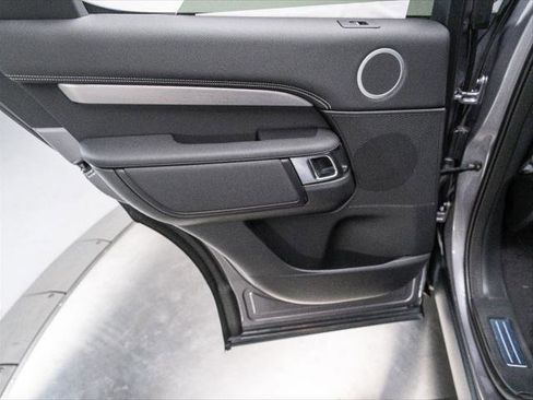 New 2025 Land Rover Discovery Dynamic SE image 17