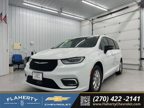 Used 2024 Chrysler Pacifica Touring-L FWD image 6