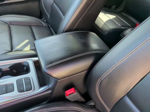 Certified 2024 Ford Explorer XLT w/ Equipment Group 202A RWD image 33