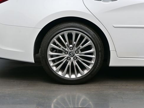 Used 2019 Toyota Avalon Limited image 9