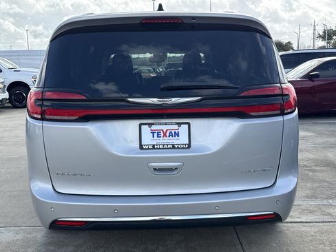 Used 2023 Chrysler Pacifica Limited image 6