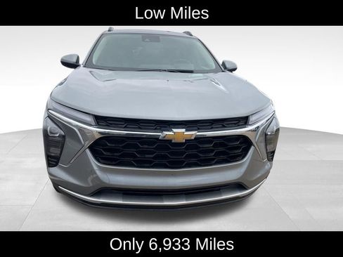 Used 2025 Chevrolet Trax LT w/ Driver Confidence Package FWD image 2