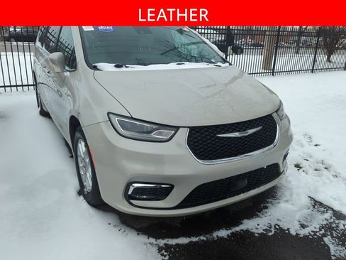 Used 2021 Chrysler Pacifica Touring-L image 3