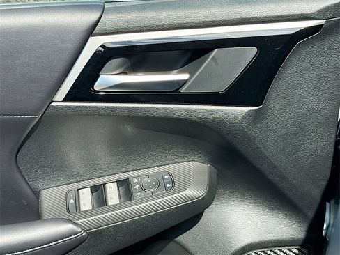 New 2025 Mitsubishi Outlander SE image 18