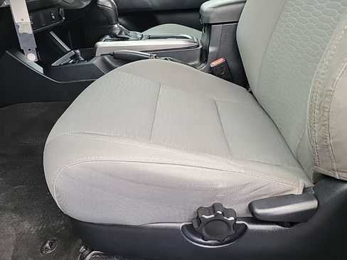 Used 2017 Toyota Tacoma SR5 AWD/4WD image 9