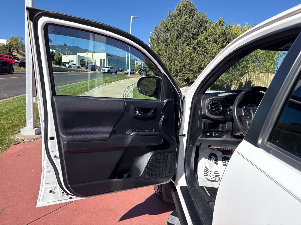 Used 2019 Toyota Tacoma TRD Off-Road AWD/4WD image 9