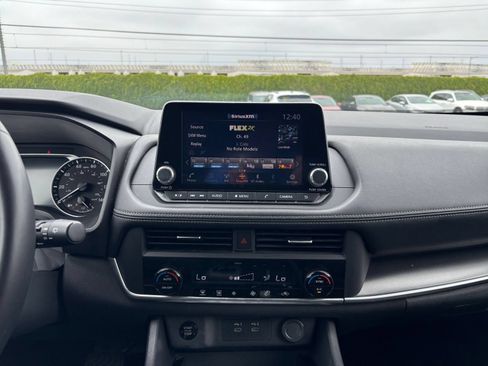 Used 2025 Nissan Rogue SV FWD image 17