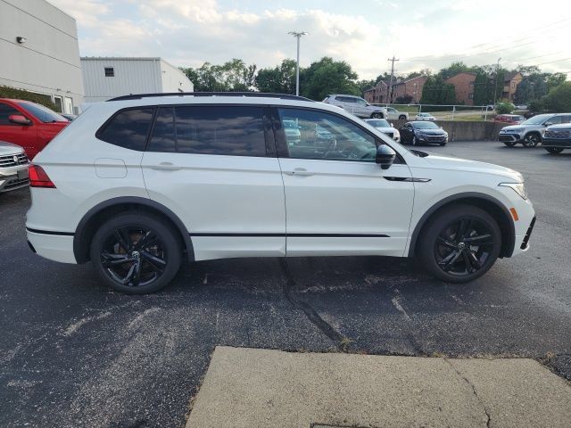 Certified 2023 Volkswagen Tiguan SE R-Line AWD/4WD image 33