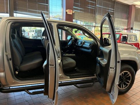 Used 2016 Toyota Tacoma SR5 w/ SR5 Appearance Package (SN) image 26