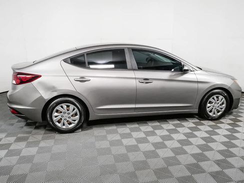 Used 2020 Hyundai Elantra SE w/ Cargo Package (C1) FWD image 2