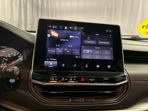 Used 2025 Jeep Compass Trailhawk w/ Trailhawk Convenience Group AWD/4WD image 17