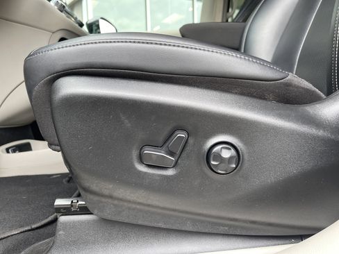 Used 2024 Chrysler Pacifica Touring-L image 15