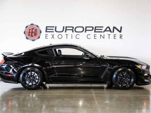Used 2016 Ford Mustang Shelby GT350 w/ Technology Package RWD image 11